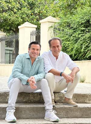 Ο Μάριος Φραγκούλης και ο Παρασκευάς Καρασούλος συναντιούνται ξανά: «Μια καλημέρα» και «Χέρια φτερά», τα δύο νέα τραγούδια τους μόλις κυκλοφόρησαν από τη Μικρή Άρκτο