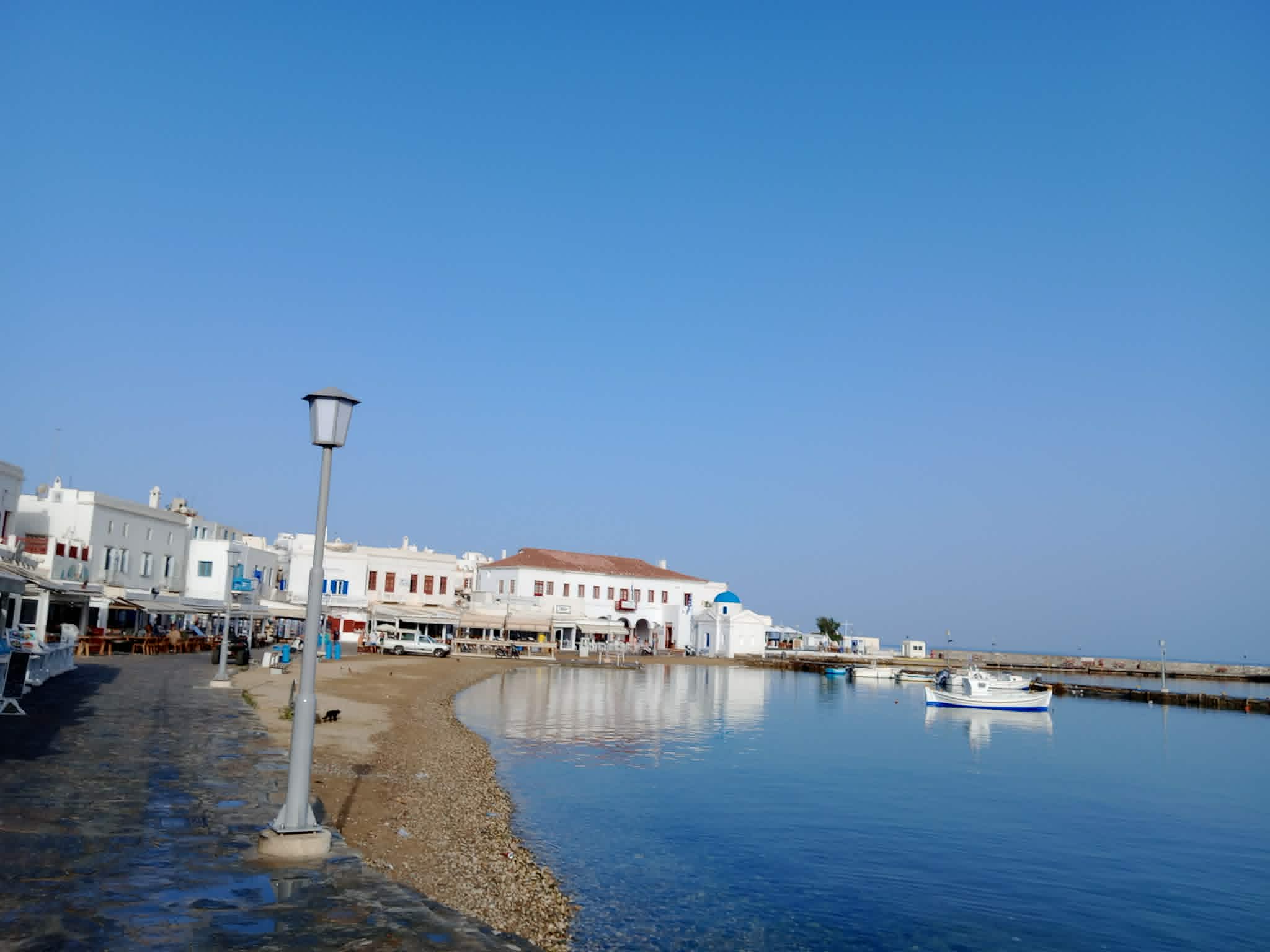 Τα δύο πρόσωπα του Αιγαίου: Η Τήνος της τέχνης και η Μύκονος της πίστης που ελάχιστοι γνωρίζουν