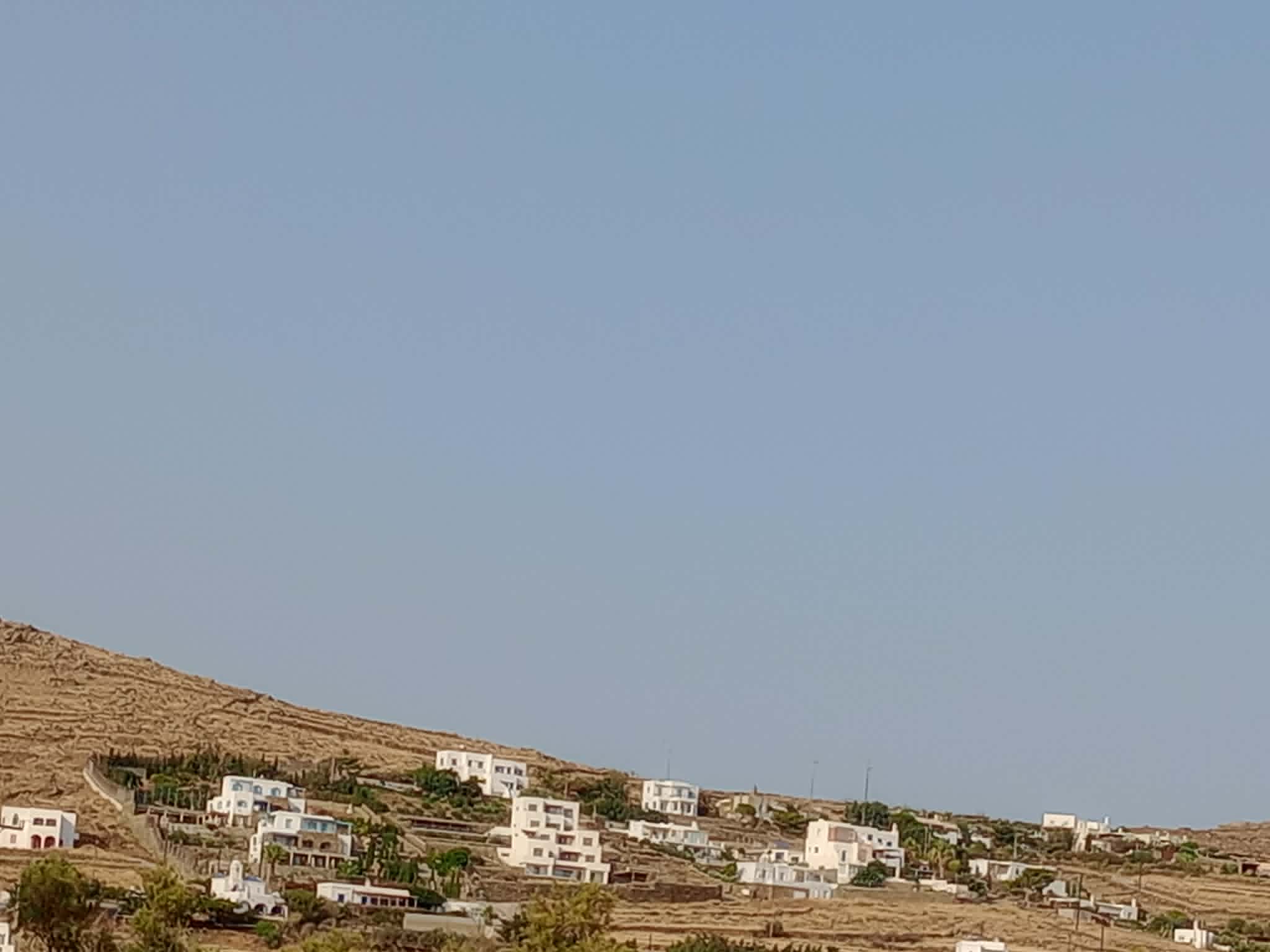 Τα δύο πρόσωπα του Αιγαίου: Η Τήνος της τέχνης και η Μύκονος της πίστης που ελάχιστοι γνωρίζουν