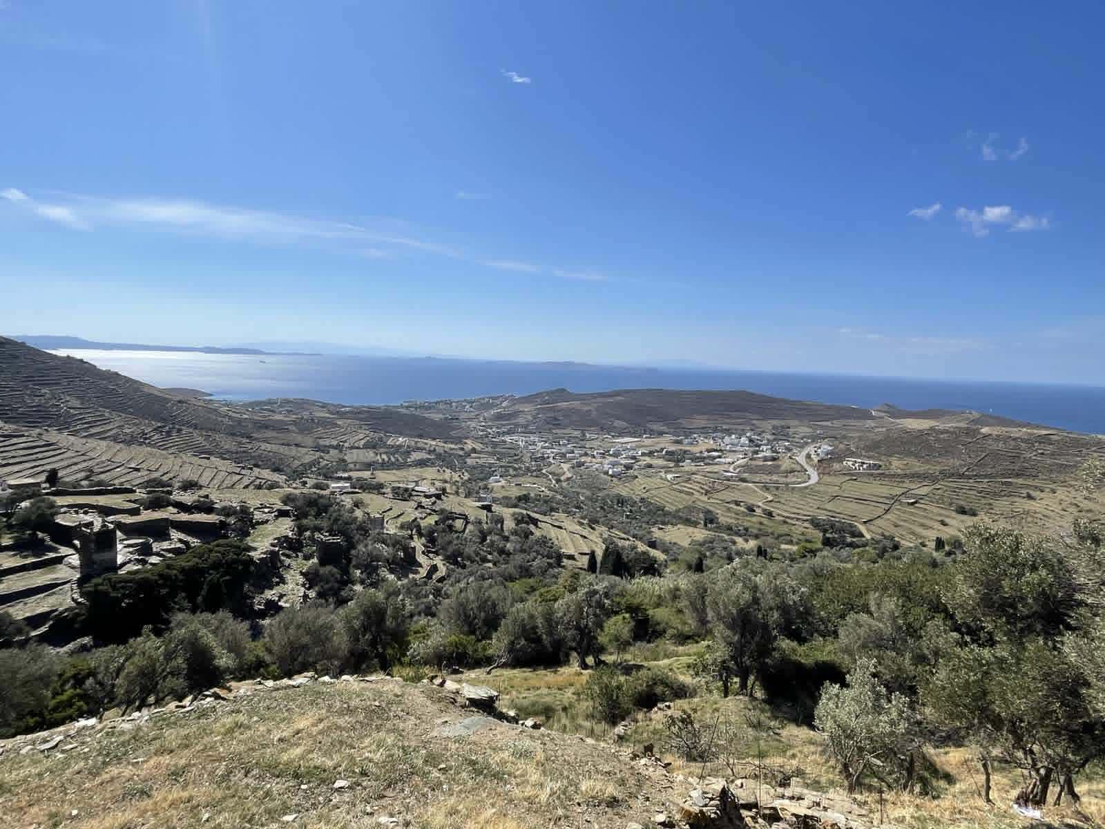 Τα δύο πρόσωπα του Αιγαίου: Η Τήνος της τέχνης και η Μύκονος της πίστης που ελάχιστοι γνωρίζουν