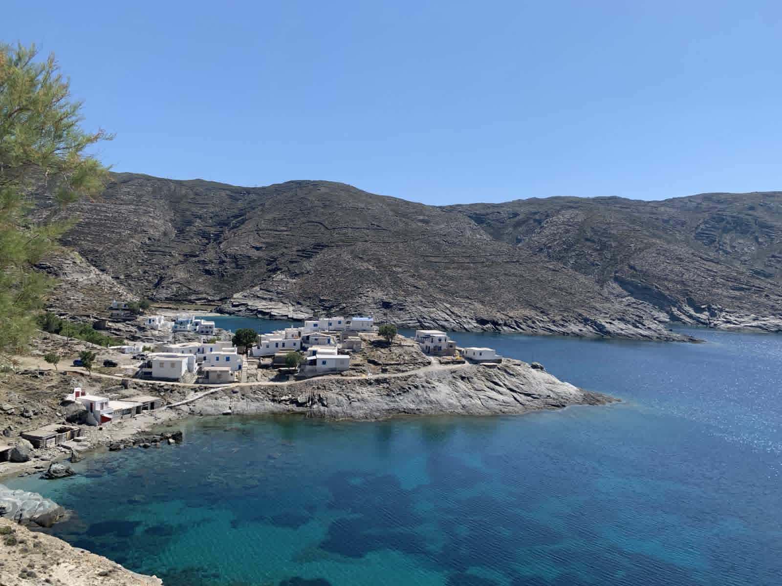 Τα δύο πρόσωπα του Αιγαίου: Η Τήνος της τέχνης και η Μύκονος της πίστης που ελάχιστοι γνωρίζουν