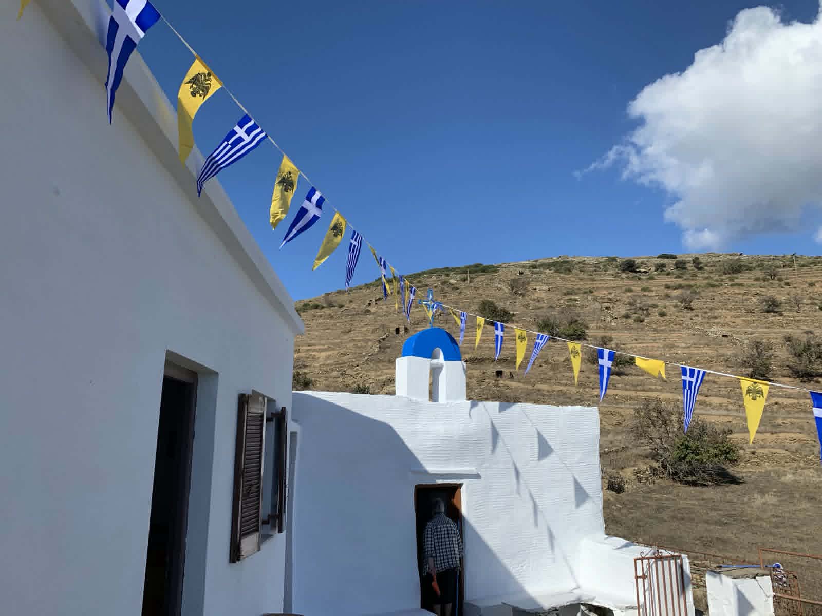 Τα δύο πρόσωπα του Αιγαίου: Η Τήνος της τέχνης και η Μύκονος της πίστης που ελάχιστοι γνωρίζουν
