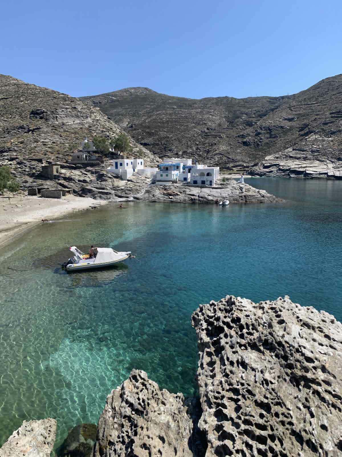 Τα δύο πρόσωπα του Αιγαίου: Η Τήνος της τέχνης και η Μύκονος της πίστης που ελάχιστοι γνωρίζουν