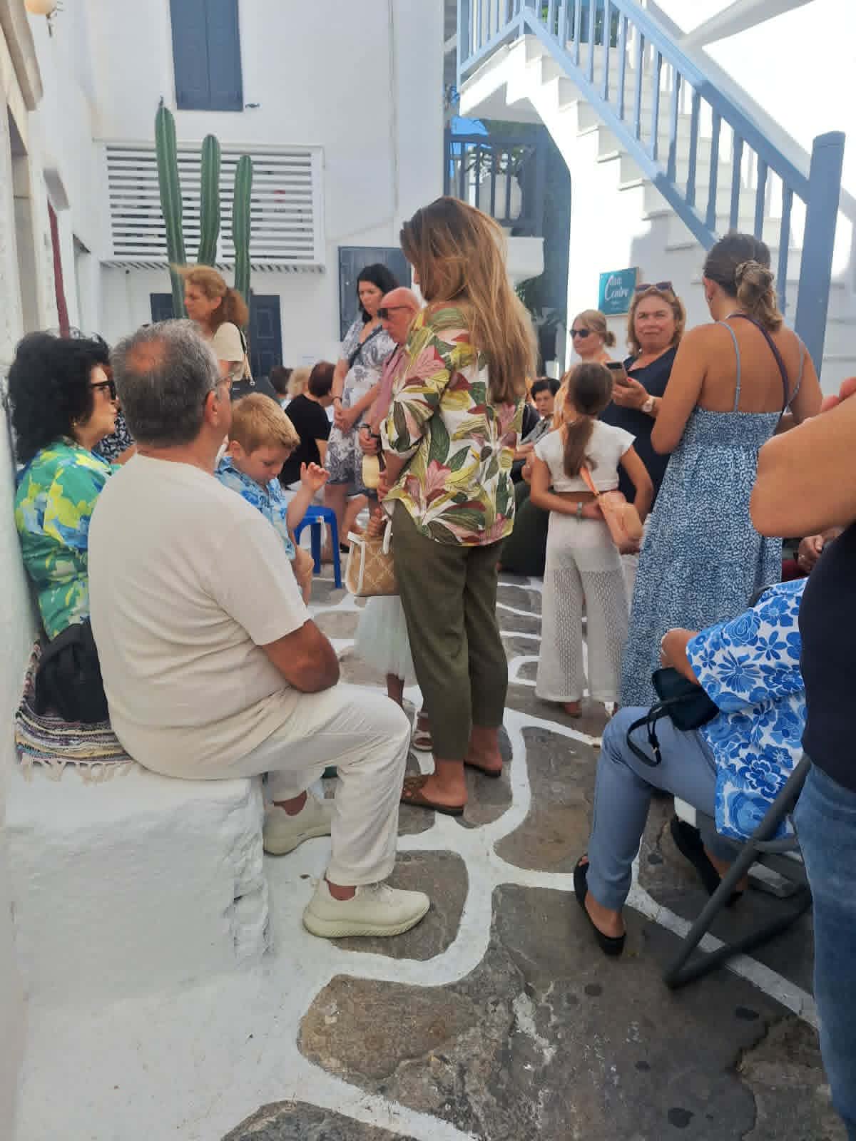 Τα δύο πρόσωπα του Αιγαίου: Η Τήνος της τέχνης και η Μύκονος της πίστης που ελάχιστοι γνωρίζουν