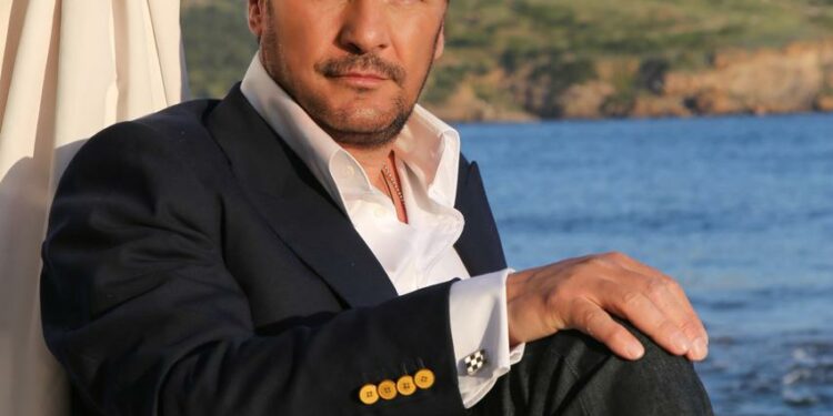 Ευάγγελος Γιαμούρης, ο Έλληνας τενόρος  που κάνει τη μουσική, γέφυρα του κόσμου μιλάει στο «π»