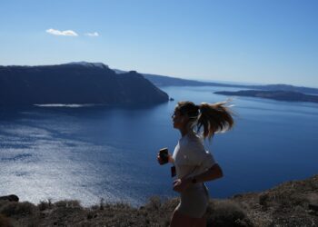 Santorini Experience 2026: Περισσότερες από 3.600 συμμετοχές, αθλητές από 42 χώρες και ένα βάθρο παγκόσμιας κλάσης
