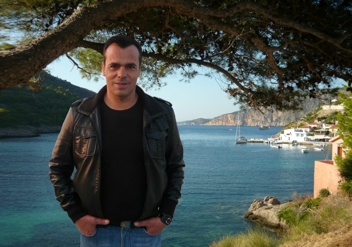 Οι ομορφιές της Κεφαλονιάς εμπνέουν τον Πατρινό σχεδιαστή μόδας Διονύση Στεργίου